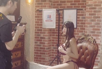Ele tirou uma foto de sorte com um ídolo quente mostrando sua beleza