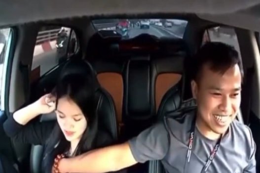 O motorista tocou o peito da garota bonita