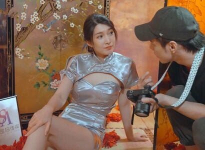 O fotógrafo está vestido com um modelo sexy
