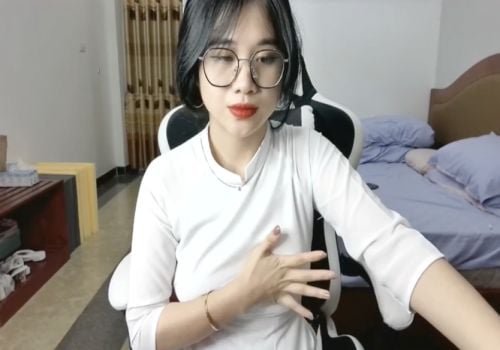 Anna urso tira uma selfie para ganhar dinheiro