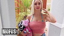 Clipe de sexo de Skylar Vox com irmã em roupas íntimas de renda