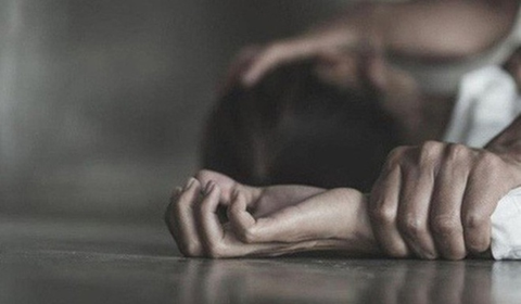 Usando a violência sexual com a irmã para uma noite distante