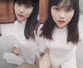 O aluno com tesão mostra sua figura sexy