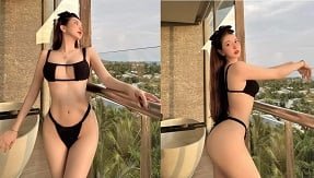 Vestindo roupas íntimas pretas, ela tem uma bunda grande