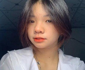 Van Anh mostra com confiança seus genitais molhados